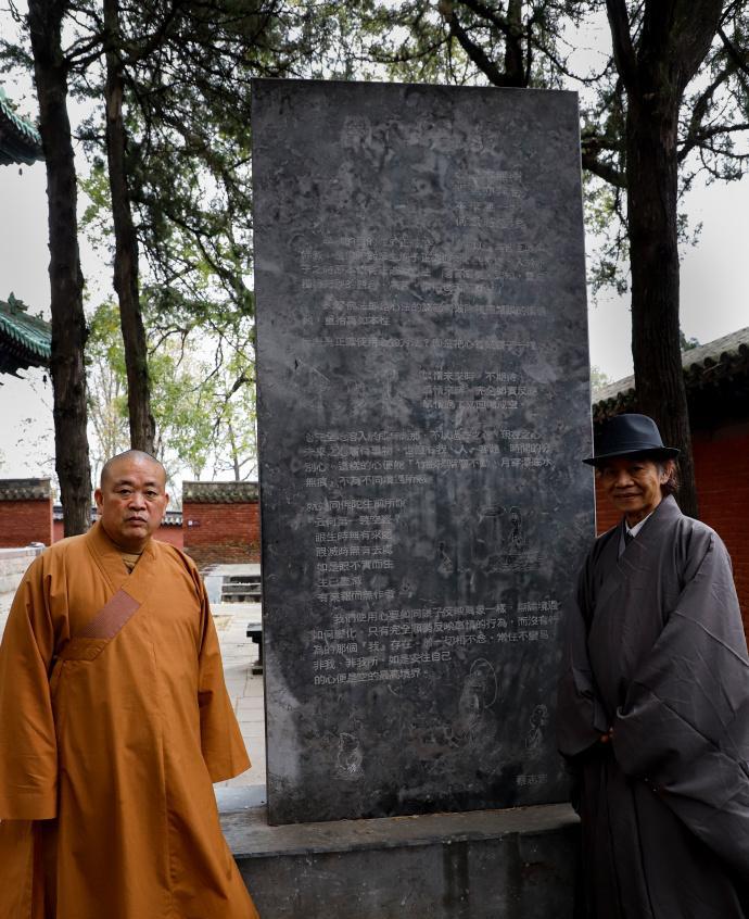 这是少林寺前方丈释永信与剃度出家的漫画大师蔡志忠。蔡志忠精通儒道佛，最终他选择了
