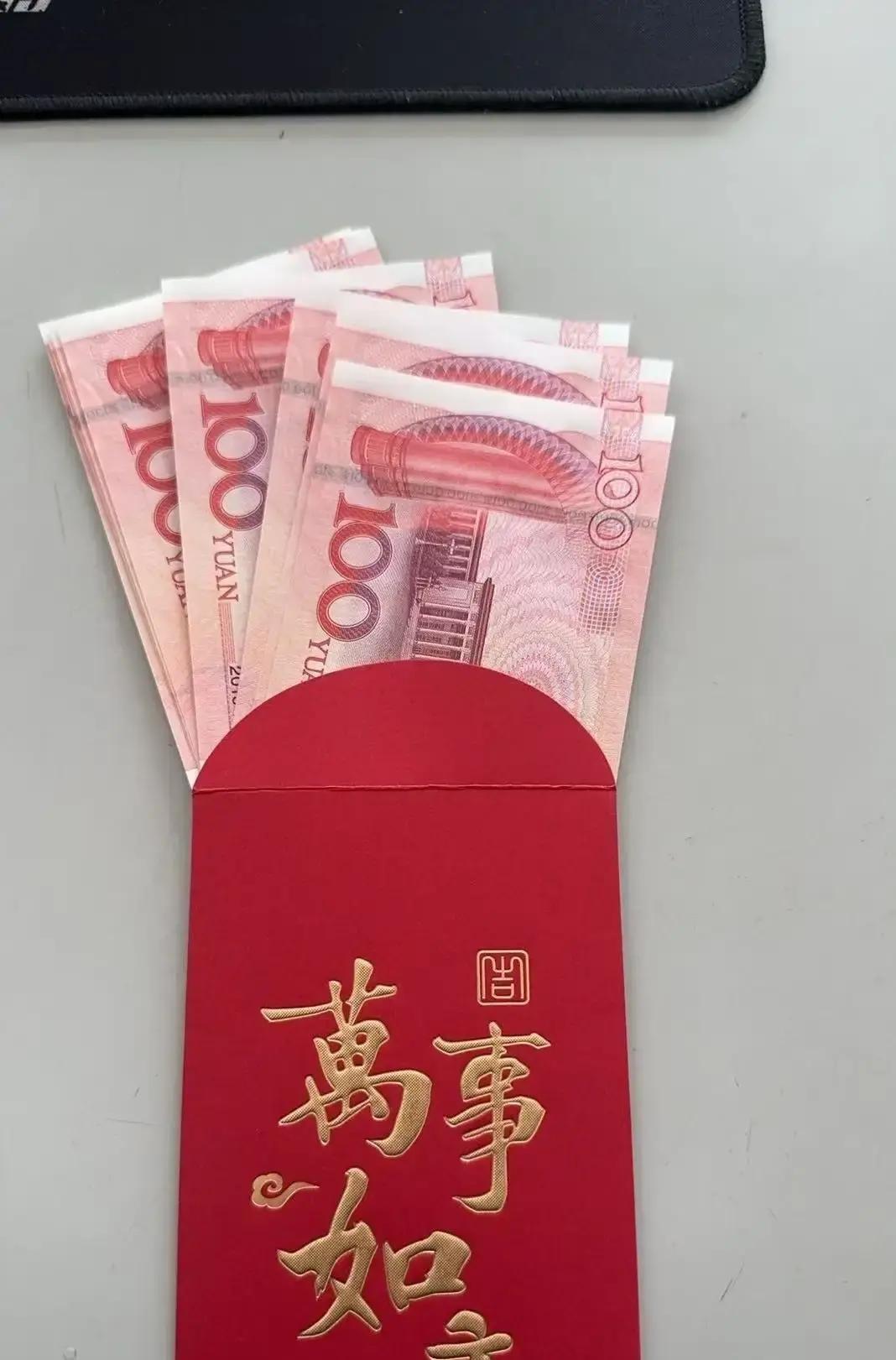 小姨拎着大包小包去姐姐家拜年，刚把礼物递过去，姐姐张口就是一句：以后每年给孙子六