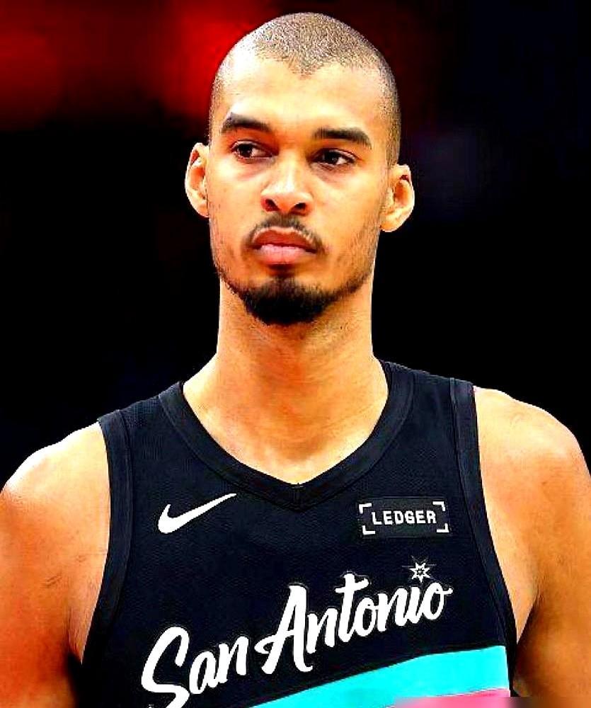 耐克刚给了他超1亿美金的合同，这哥们转身就去买玩具了！你没看错，就是那个NB