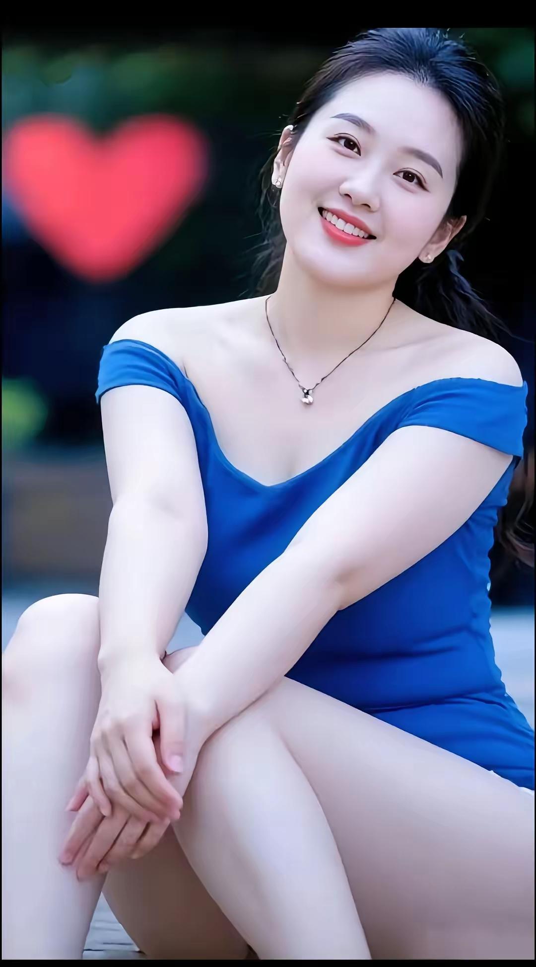 甜美笑容，蓝色连衣裙，心形的浪漫背景，少女心满满！💖💙💚