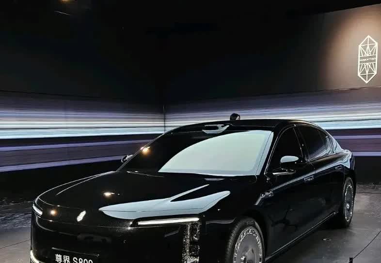 看看70.8万性价比拉满的尊界S800能不能对78S形成冲击。以下是宝马7系