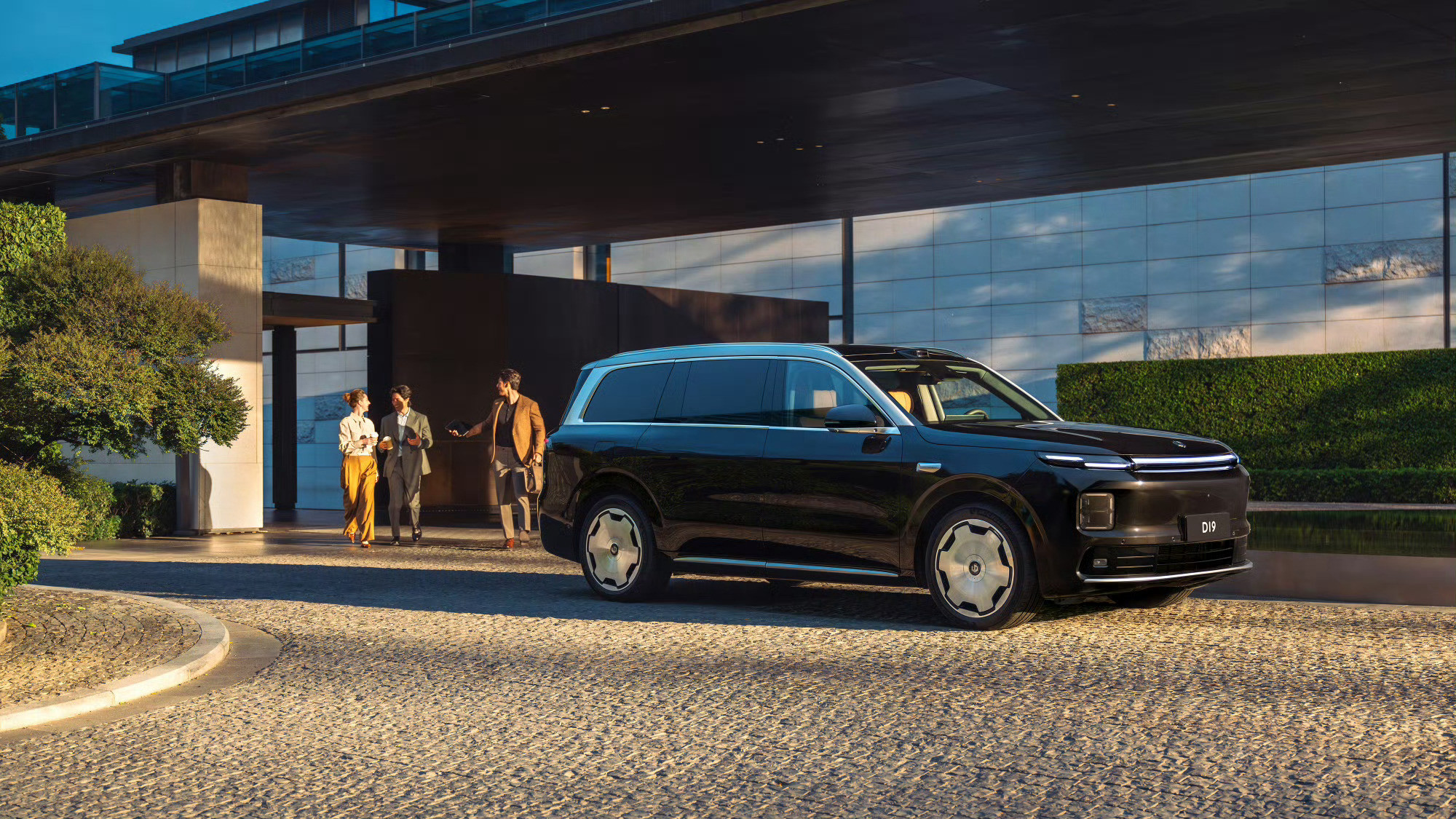 D19几套图看下来也感觉哪里怪怪的，风挡玻璃和机盖夹角？说不上来。