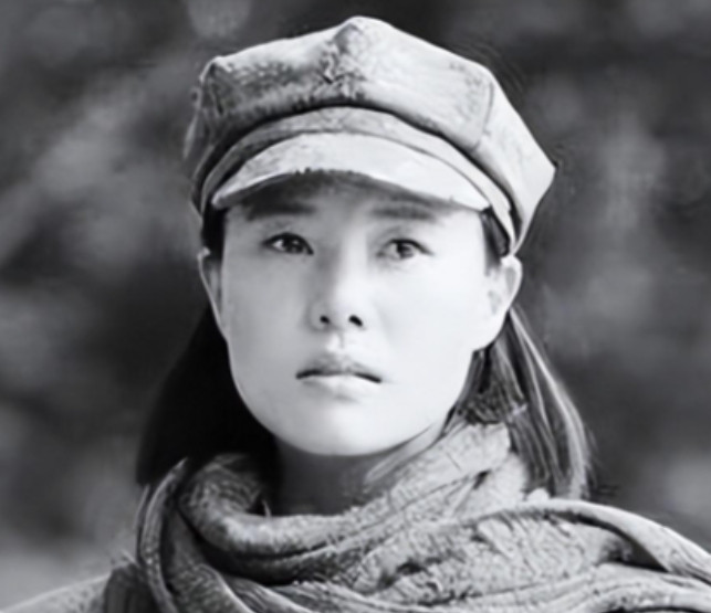 1937年，15岁漂亮女红军被敌人抓住，捆在行刑台，她挺胸抬头等着死亡降临。谁料