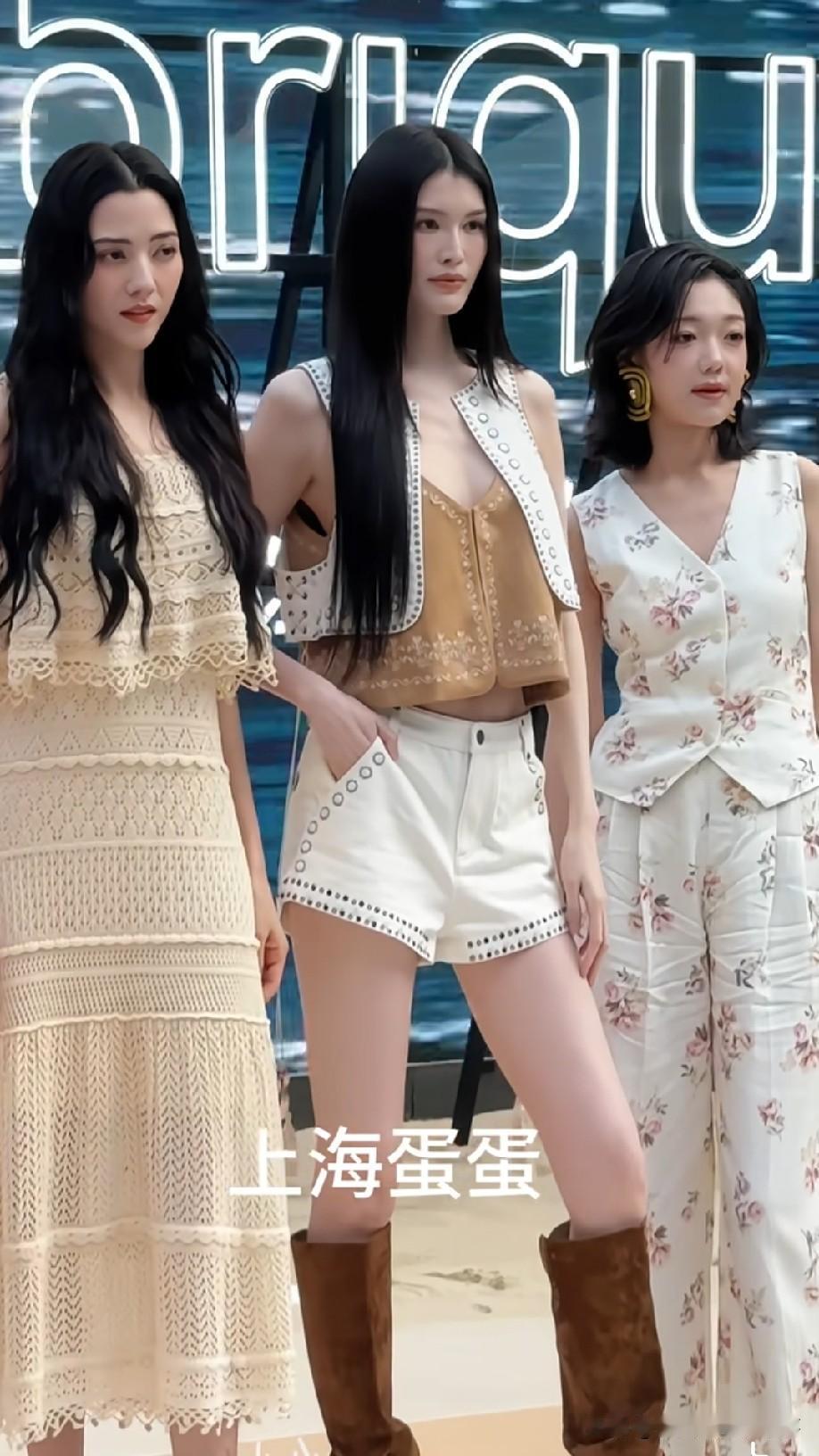 娜然、何穗、希林娜依高同框画面真的太养眼啦！娜然自带维纳斯般的美感，颜值出