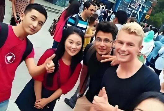 82万华人定居美国，手握绿卡却坚决不入籍！超半数人早已满足入籍要求，却始终不愿