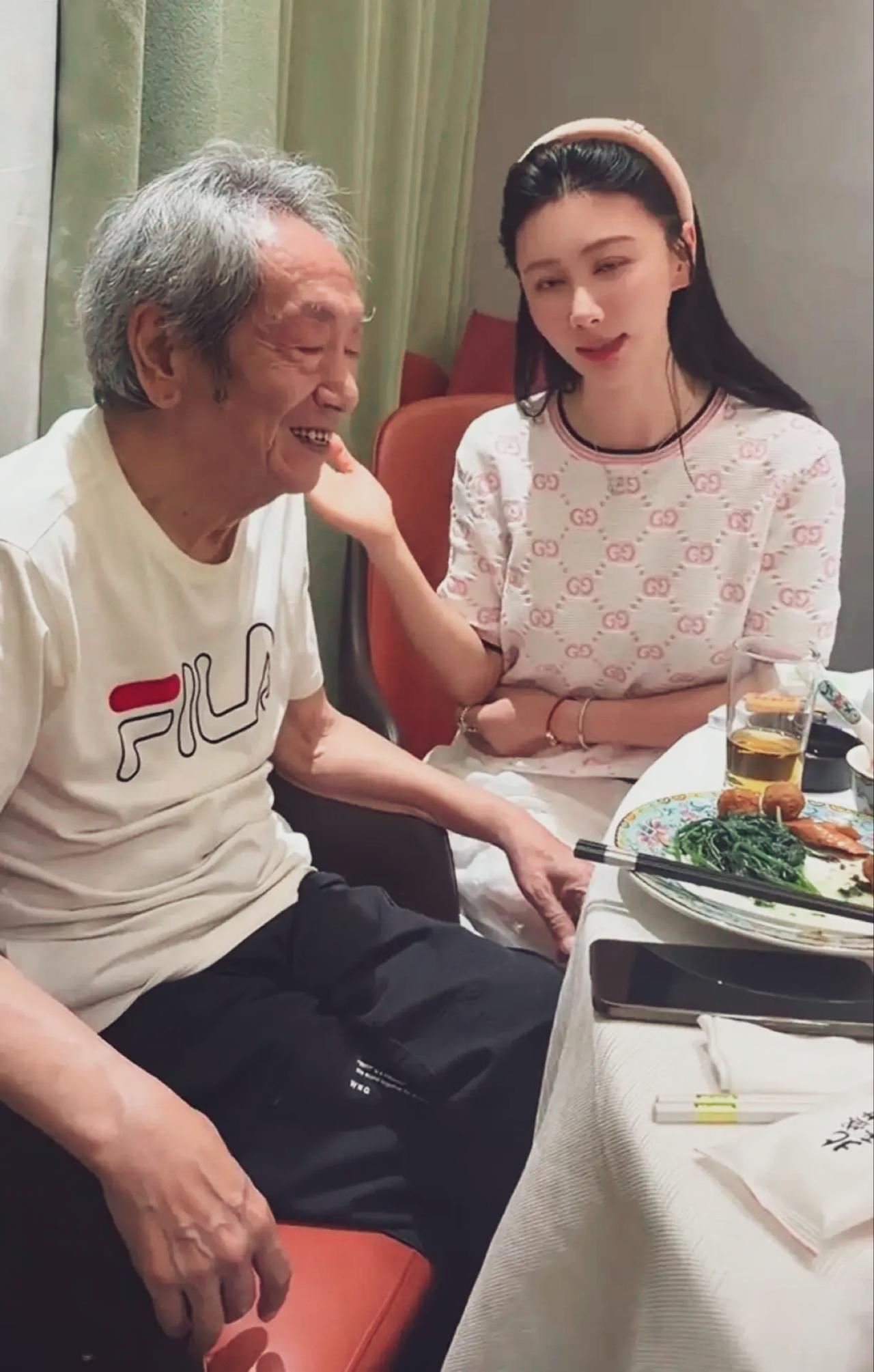 老戏骨王奎荣和他的妻子饶芯语，两人正在聚餐，氛围温馨又有爱。照片里两人互动十分