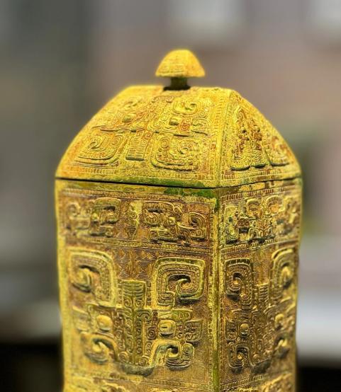 从实用到礼仪：古代青铜食具的演变研究青铜器是中华文明的瑰宝，其中的青铜食具不仅