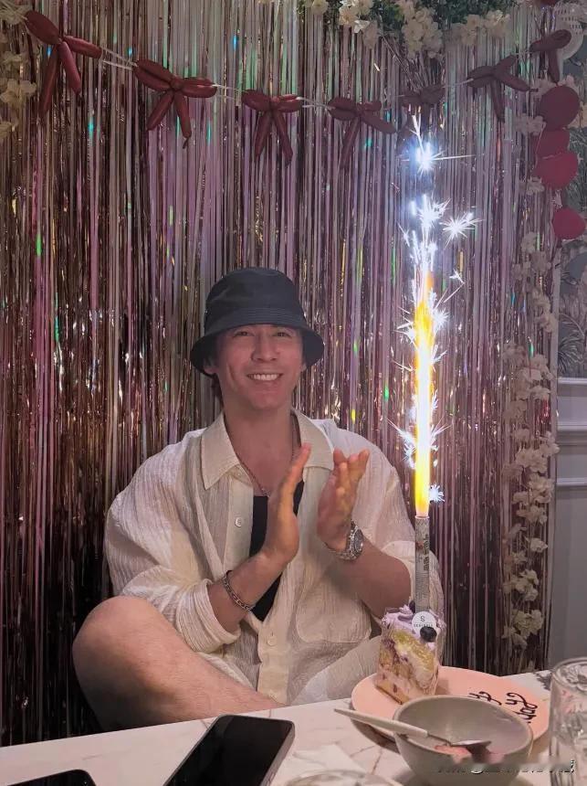 明天7月12日就是钟丽缇老公型男张伦硕43岁生日，性感女神钟丽缇在分享自己祝福老