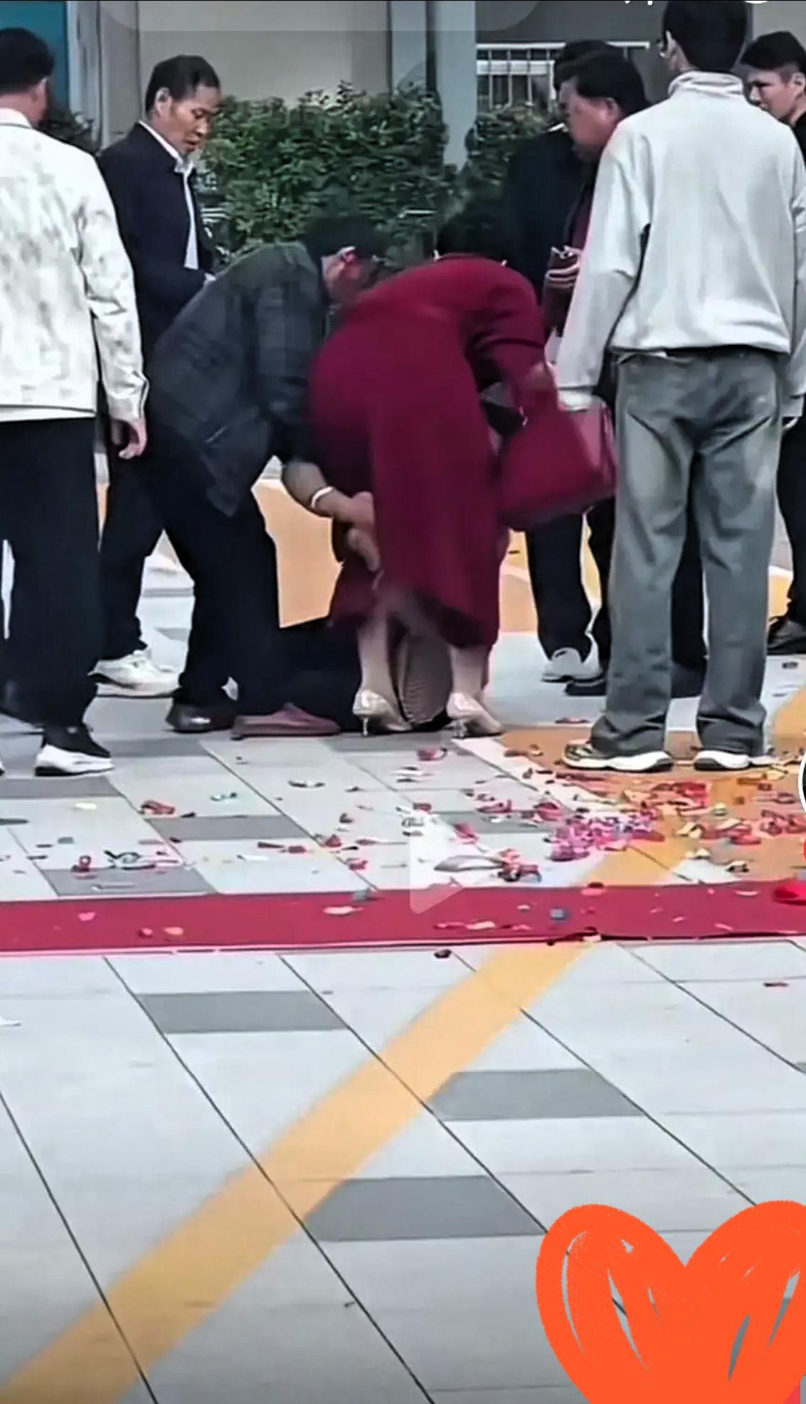 这不能不引起公愤。欠着400多万不还,居然还能给儿子结婚买车买房,自己还打扮