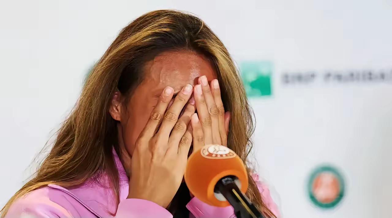 难怪郑钦文的脸色这么难看，除了输了比赛，还有更棘手的麻烦摆在后面。​她手上的