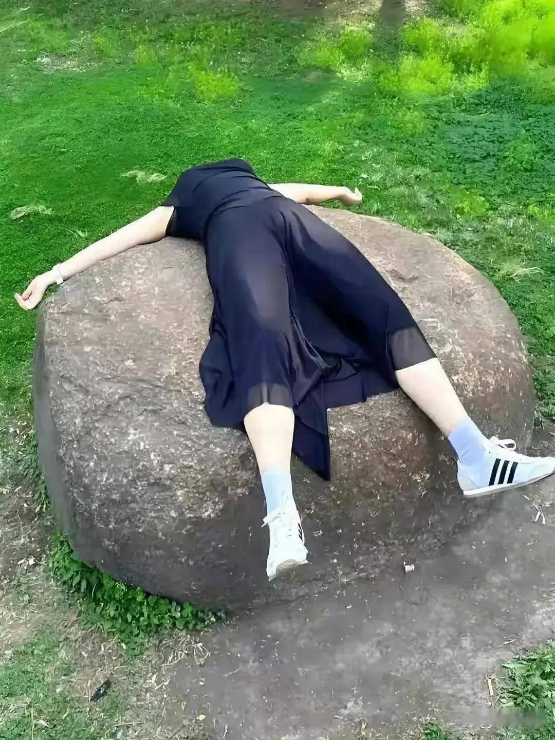 在野外，我肯定不敢这样去睡的，被我老公看见，非被他休了不可。[大笑][大笑][大