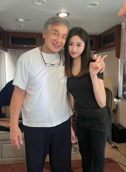 71岁成龙和后辈女星在房车上亲密合照，他看起来苍老了好多，白发苍苍，但脸色红润，