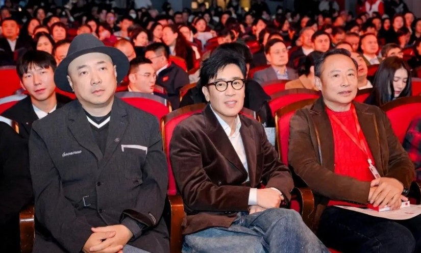 徐峥和于和伟、周野芒一同出席上戏建校80周年高质量发展大会，徐峥53岁，于和伟5