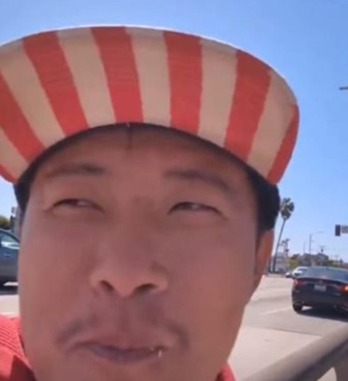 消失好久的"甜甜圈"王伟恒居然又冒头了，他说自己在美国前后遭了8次袭击，现在基本