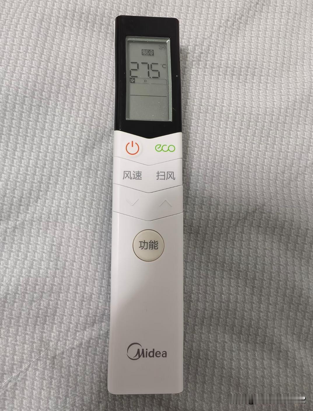 设计这种空调遥控器的人肯定不用空调小时候的空调遥控器，按键多，功能清晰，还带荧