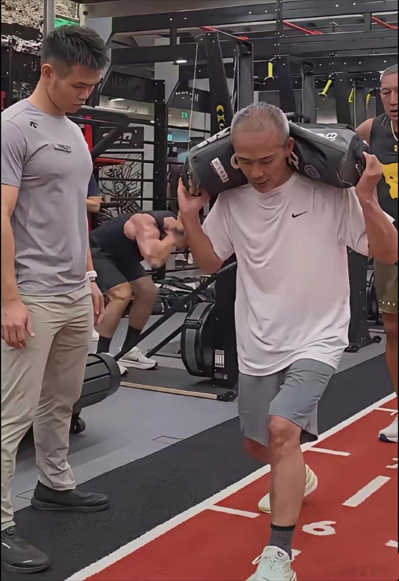 别练了，腰都直不起来了