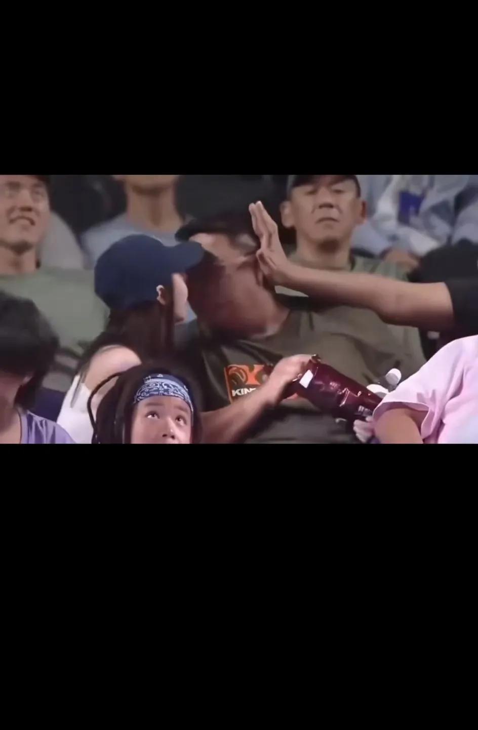 这胖哥手里的薯片听说价格不便宜！一个月工资买不了几袋！