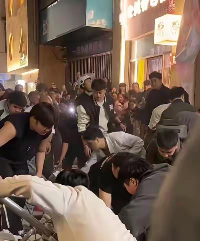 昨天上午看到了一条消息——湖南长沙一网红街店铺外墙垮塌，致4名年轻人被困。晚上就