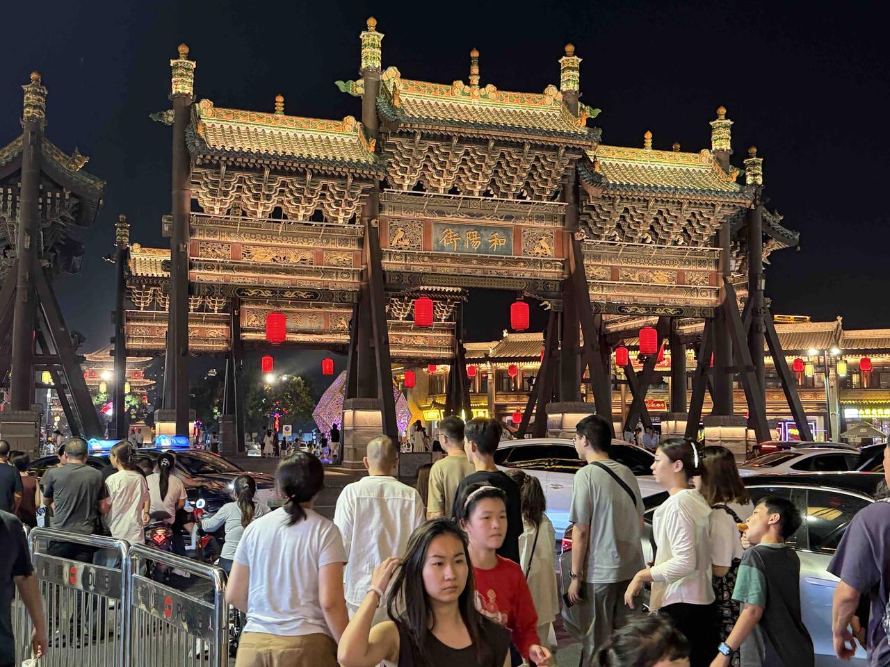 上周，我到山西旅游时，去了大同古城！我们是晚上进入大同古城的，里面古香古色，一