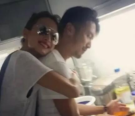 谢霆锋，引发热议。45岁的谢霆锋，冲上热搜，这一次，不是因为女友王菲，而是妹妹