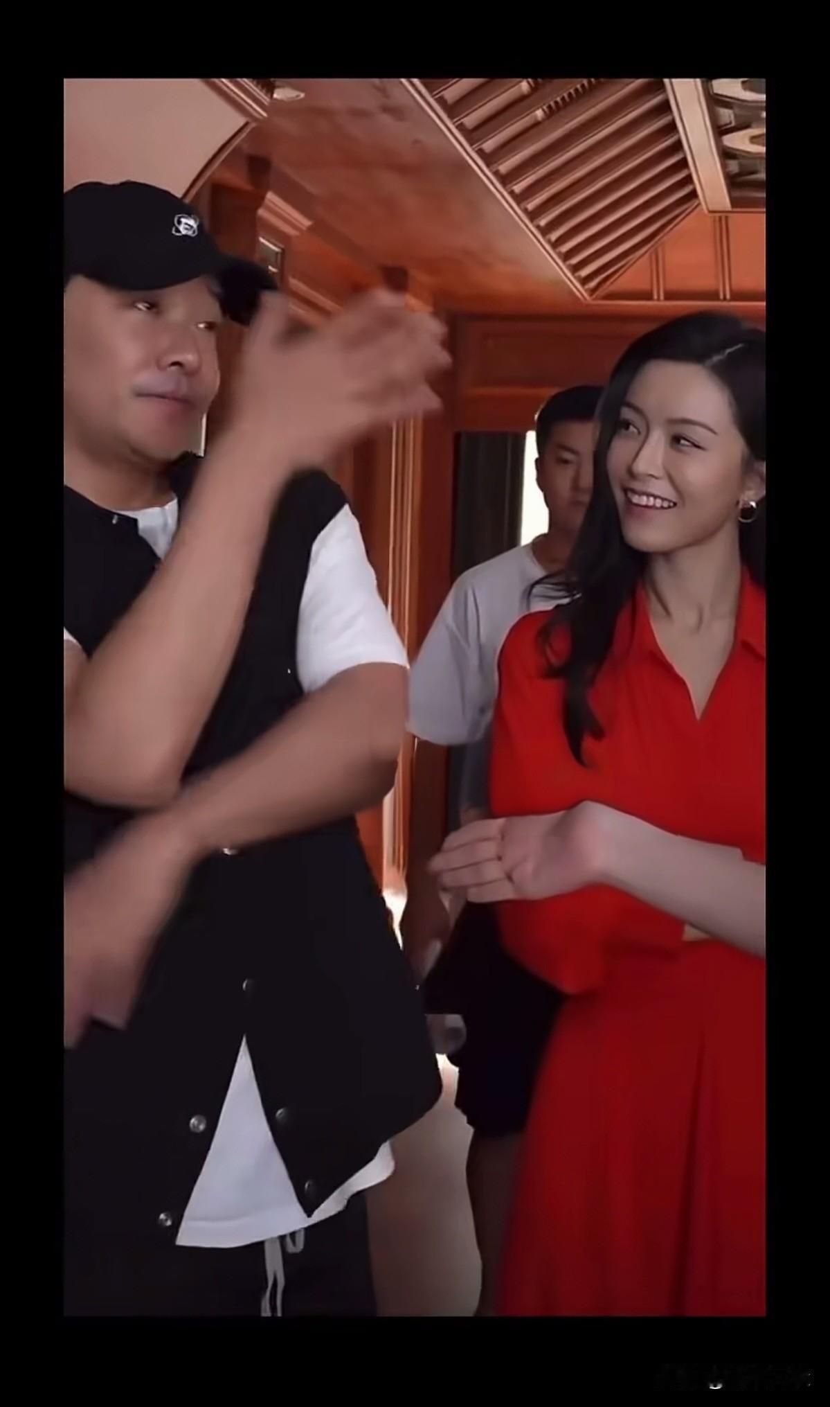 文咏珊啊文咏珊，你这眼神，哪个男人受得了？就连陈思诚见了也浑身发软啊。