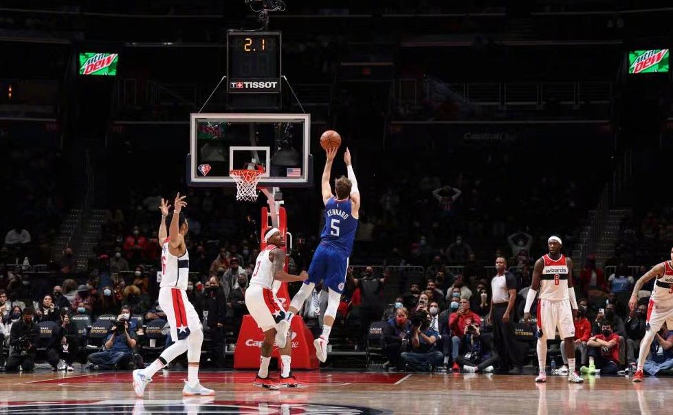 最后5.4秒，斯玛特边线发球，詹姆斯一个冲击篮下带走了三个人，肯纳德大空位，斯玛