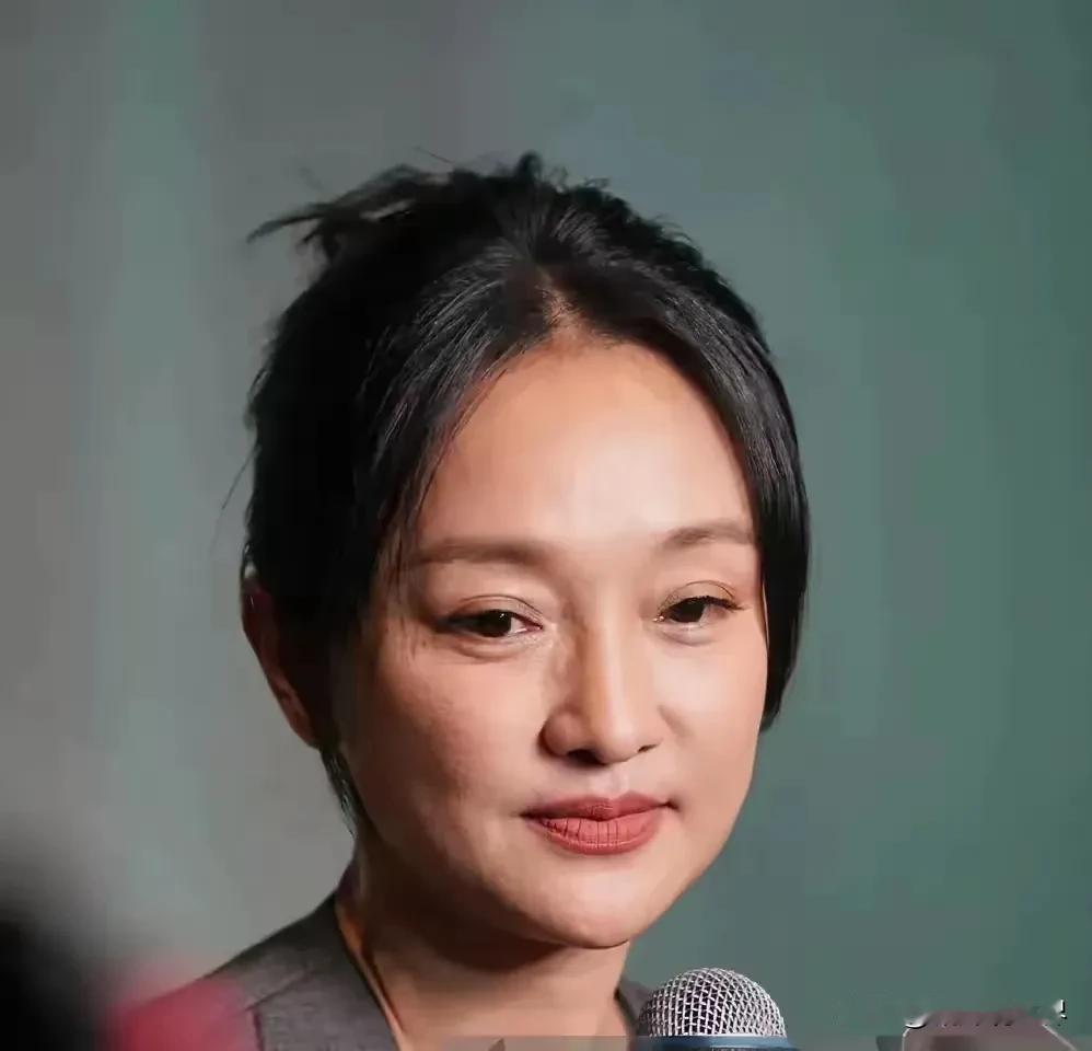 当年周迅多秀气多水灵啊，如今却灵气全无，真的不服老不行啊[捂脸哭]要知道，