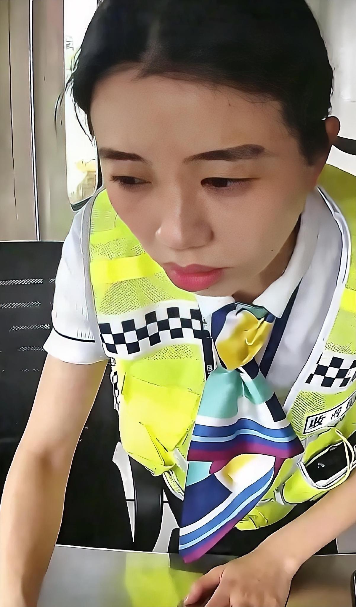 “这个女的火了！”浙江，男子开货车被卡在收费站，需要交1396元通行费才能下高速
