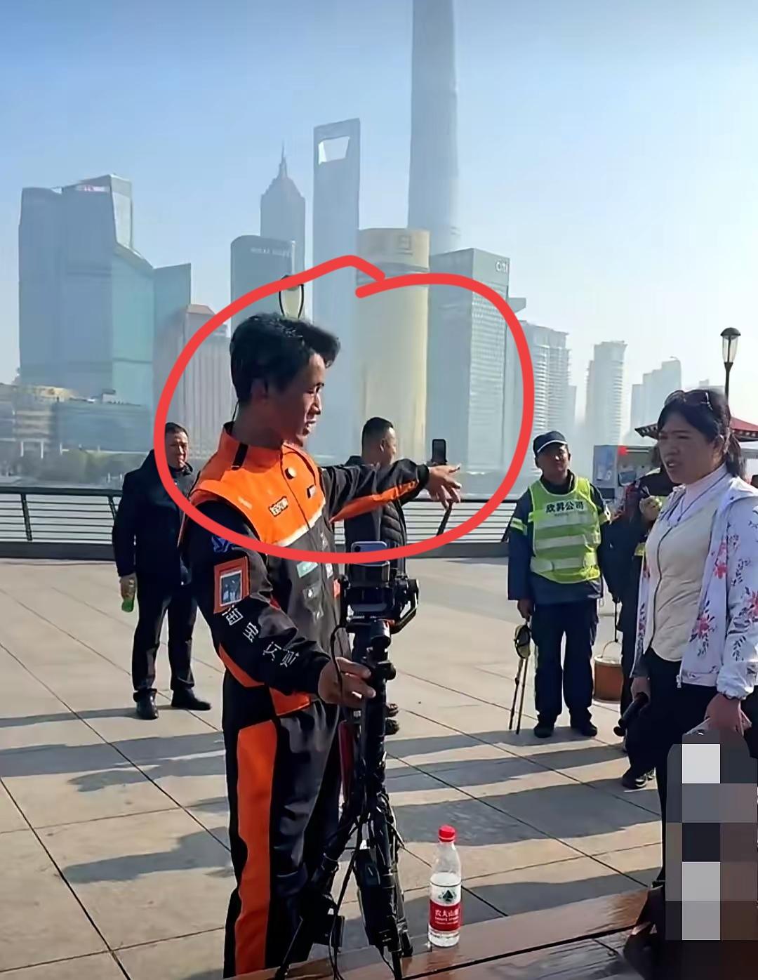 “大家帮我把他人肉出来！”上海外滩这主播的口气，简直大到能吹翻黄浦江的风！