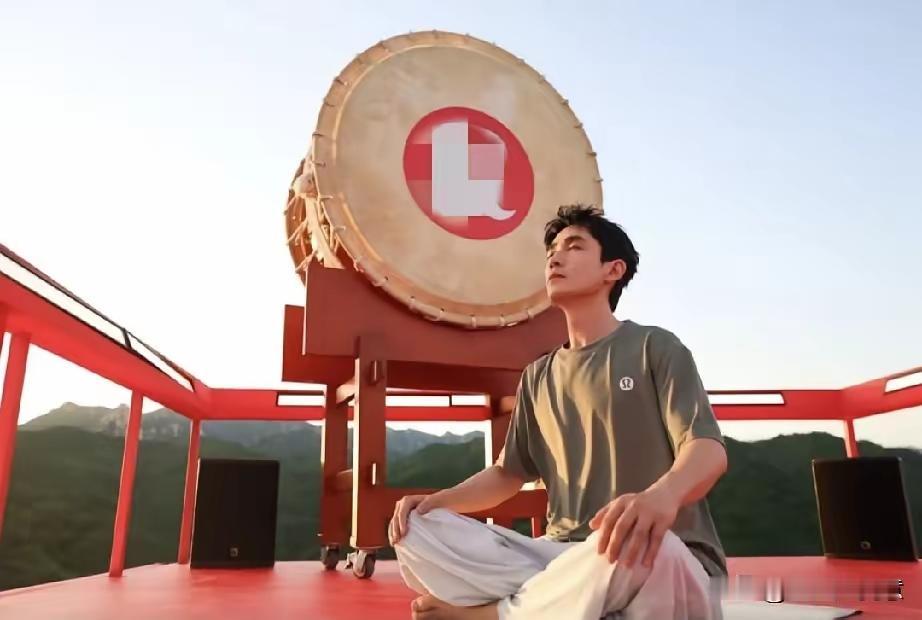 为什么朱一龙敲个大鼓，会有这么大的争议？我感觉原因有二:首先，朱一龙这么有