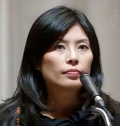 突然改口了。郑丽文拜会夏瀛洲上将后，表态出现变化。她明确说台湾是中国的一个省，台