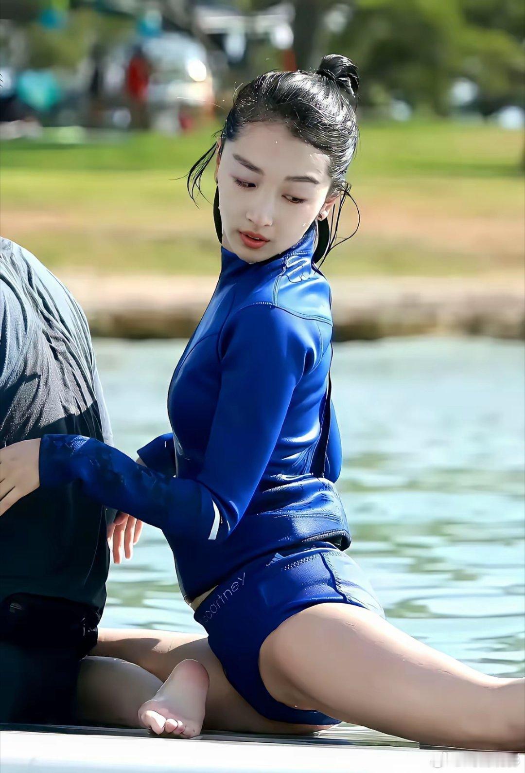 谋女郎周冬雨没有大体格子巩俐有气势，但小巧的周冬雨演技还是入木三分的，我挺喜欢她