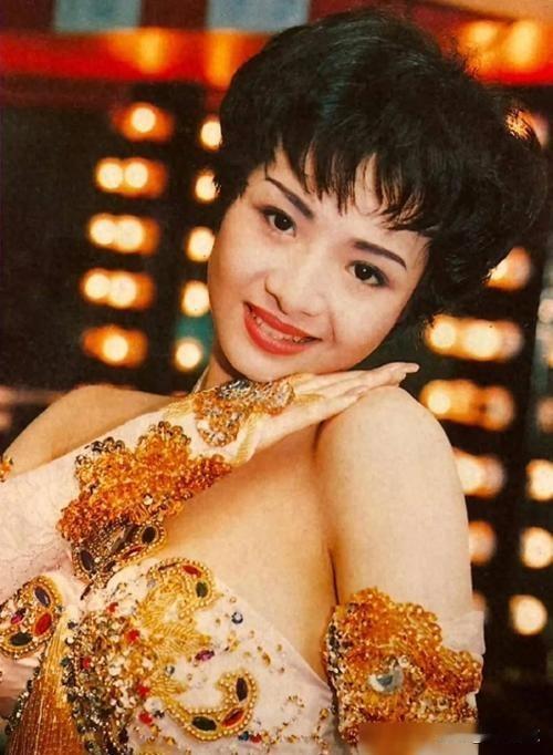 巅峰期嫁医生，同居26年，她图啥？很多人提到叶子楣，第一反应就是“波霸”两个字