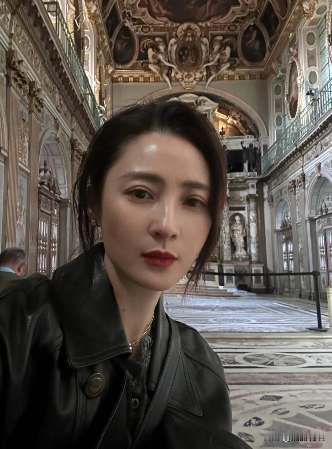 蒋勤勤现身国外度假，不愧为“重庆第一美女”呀，五十出头了，还这么美！她随意的挽