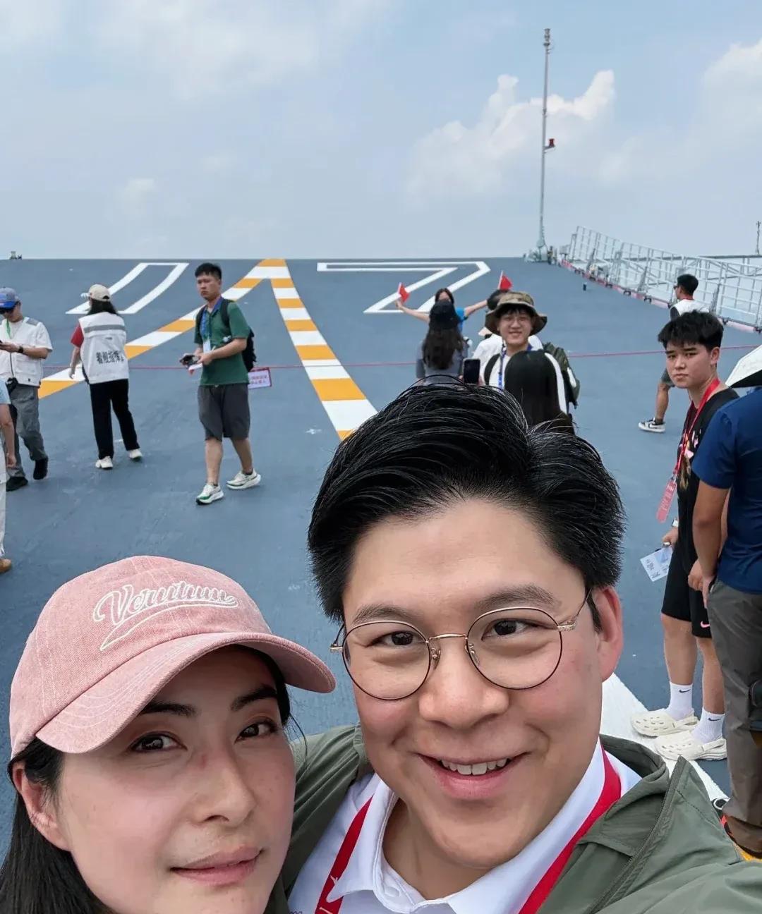 这就是郭晶晶和名媛的区别，霍启刚随时都是一副迷弟的表情总感觉霍启刚站郭晶晶身边