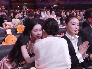 很明显王传君想跟孟子义和白鹿聊八卦，高叶想跟王传君聊……孟子义和白鹿聊得热火朝天