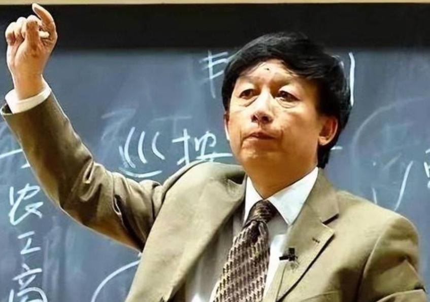 “45岁的易中天，曾因多年未评上教授选择离开武汉大学。”辞职后的他一度被认为是“