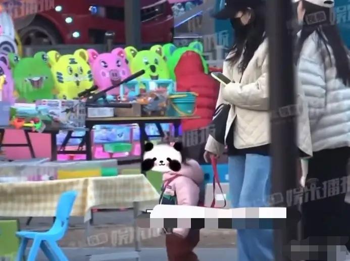 王鸥带娃逛公园被偶遇！一路小跑紧跟女儿，陪荡秋千还宠溺拍照，母爱满屏。孩子软萌可