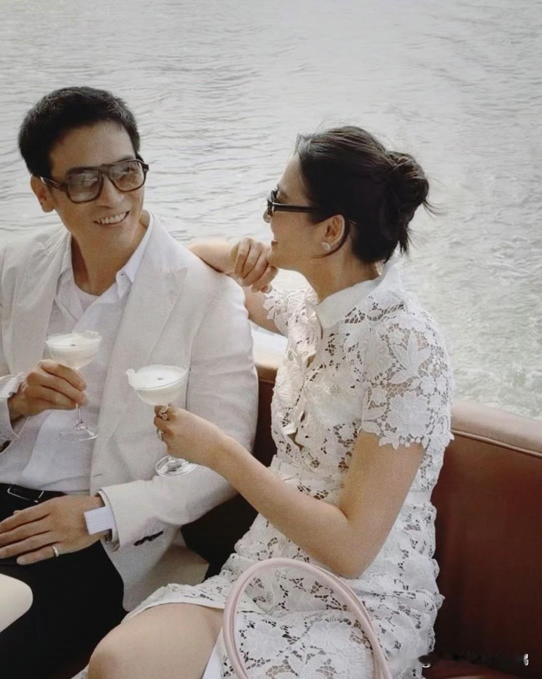 不愧是模特夫妻！王诗晴黄浦江出游大长腿抢镜，老公脱衣露肌肉，温馨同框比偶像剧还好