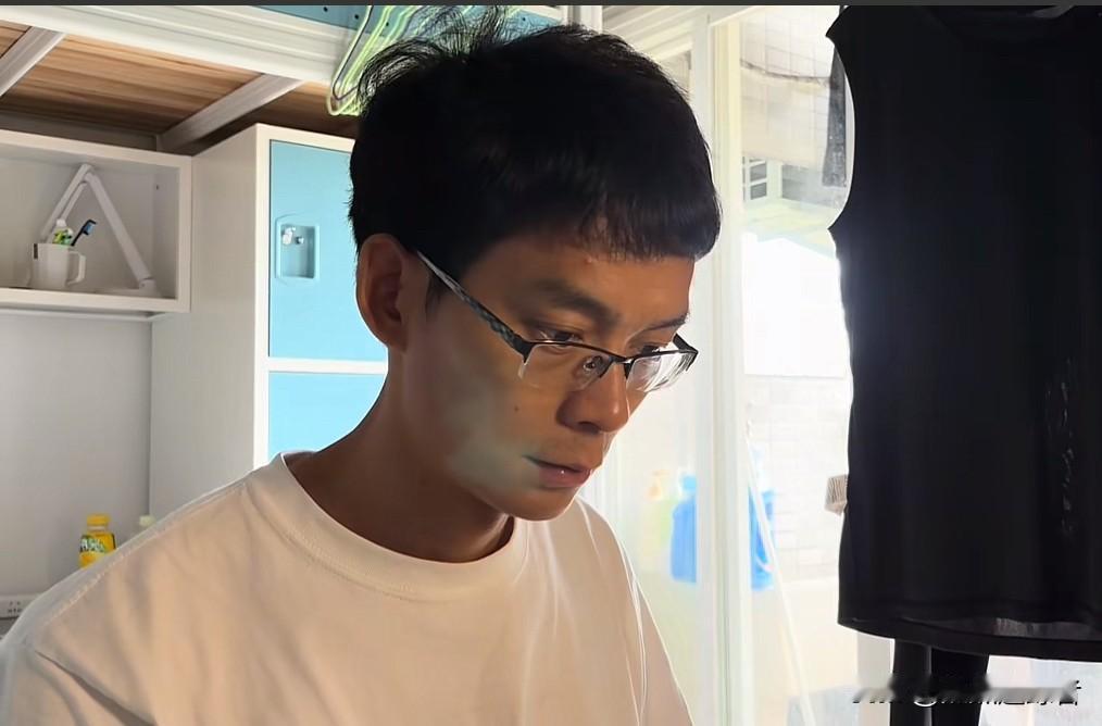 今天，唐尚珺更新了视频。在视频里，唐尚珺说，十多天没有更新视频了，今天重启对大学