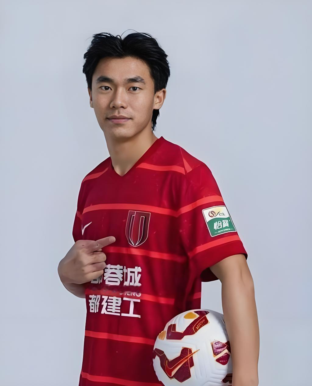 自媒体人“球也博士”认为，作为边后卫，大连英博的吕焯毅，上海海港的杨希都比成都蓉城的胡荷韬强。“球也