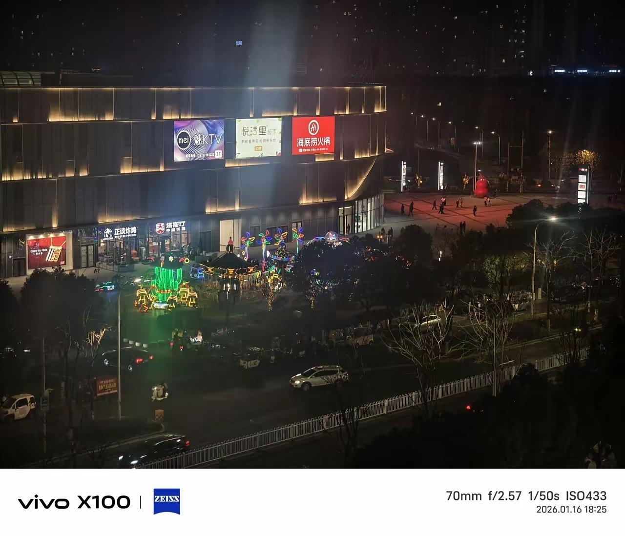 vivo的夜景太强了，拍出来的画面特别有氛围感。晚上特意用vivoX100和F