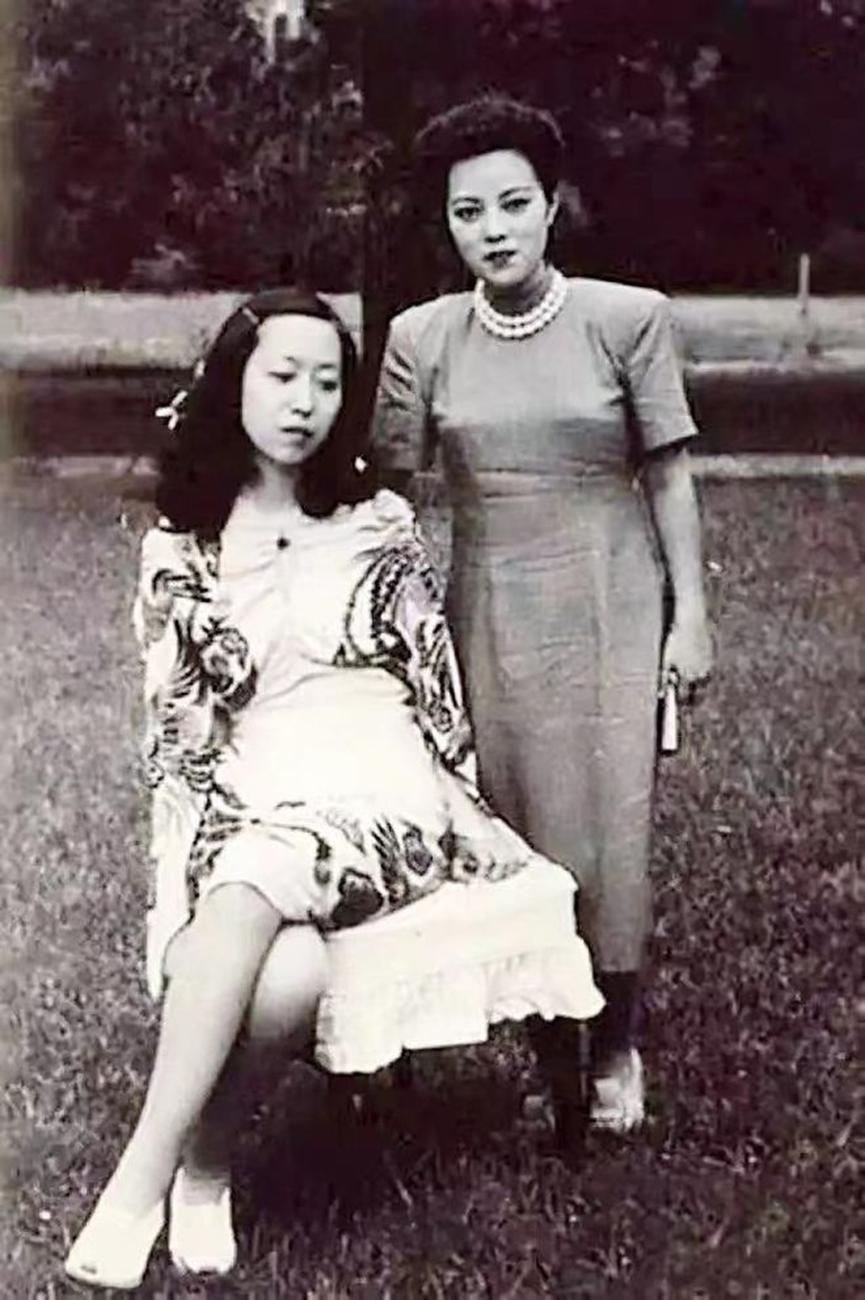 1940年一天，20岁的张爱玲正在家中洗澡，母亲却突然发疯一般的冲了进来，并声称