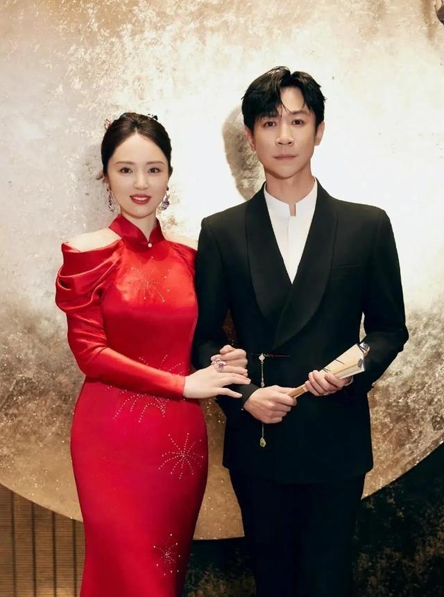 演员董璇说：“我再婚前无数次告诉自己以后不会再生小孩儿，但是现在一步步的被我老公