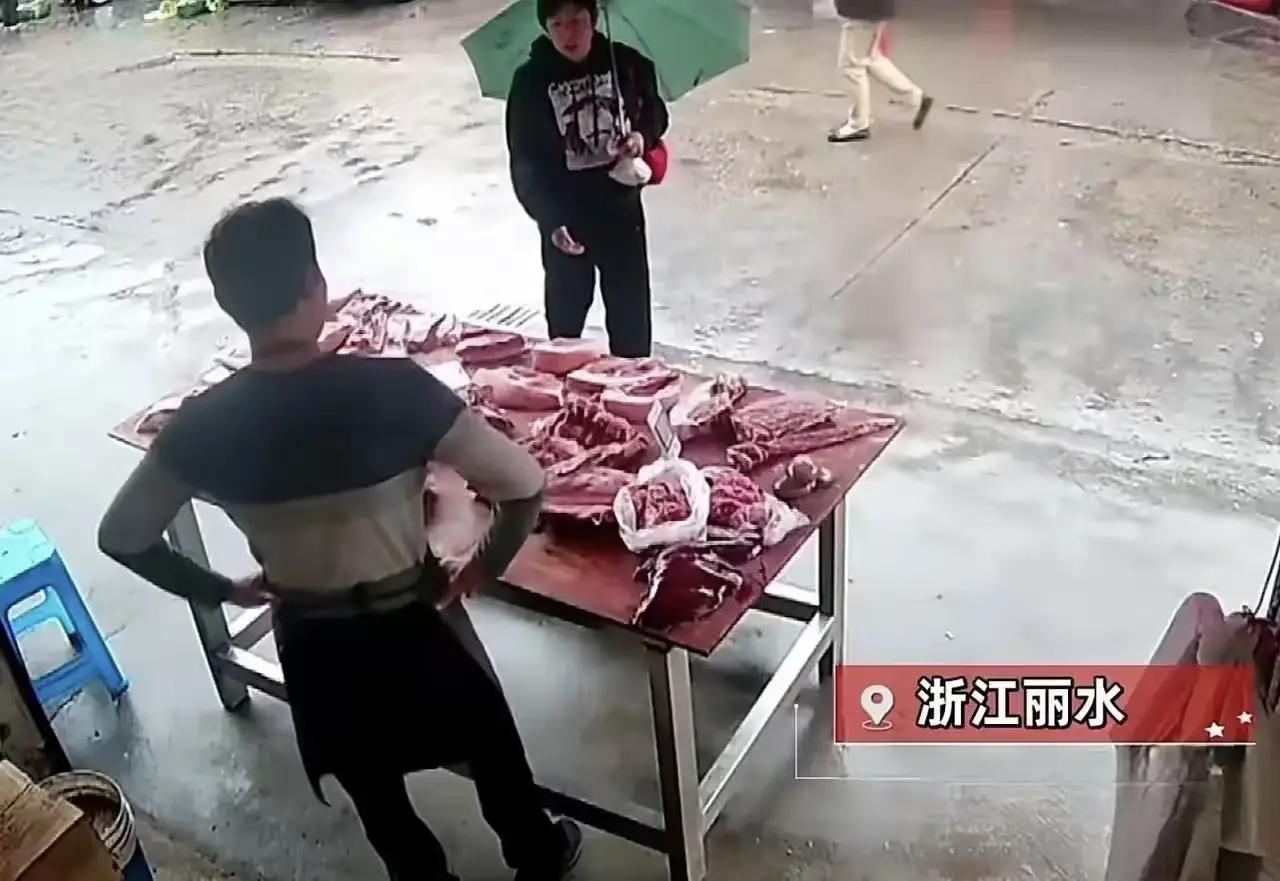 看哭了！大姐术后想买肉，一句小声询问暖了整条街浙江丽水的街头，一幕平凡却动