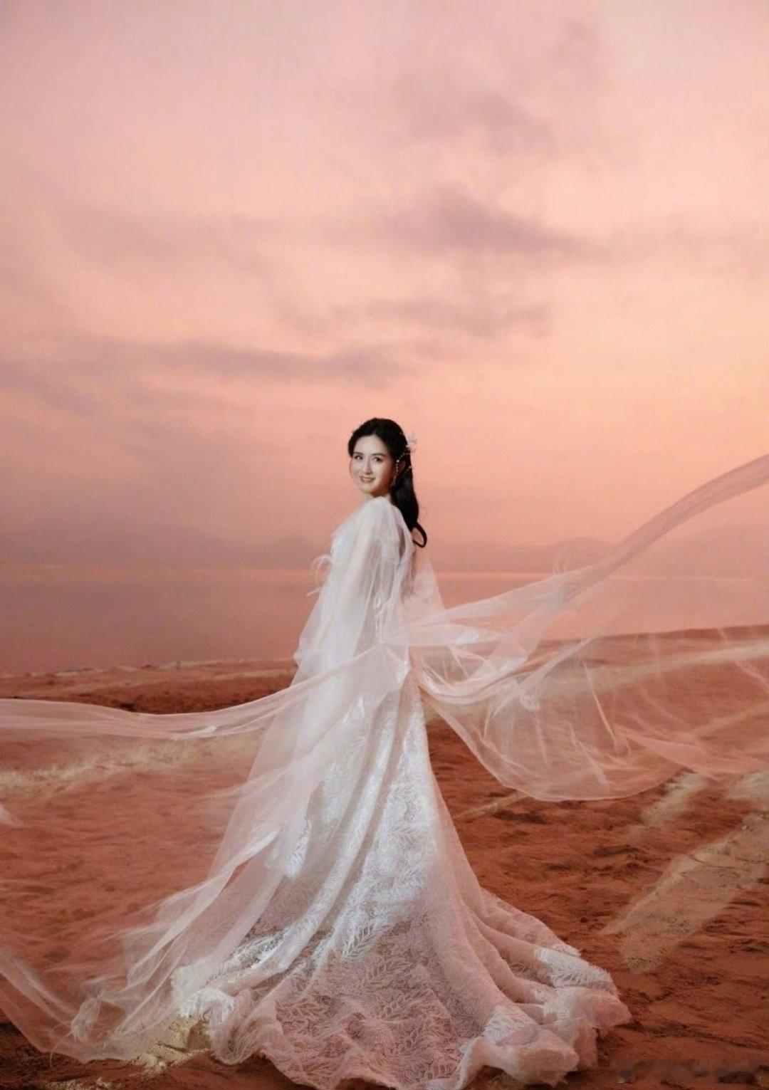 谢娜被机器狗翻身吓了一跳机器狗背着马上台来展示结果突然翻身，谢娜被吓得“哦呦”了