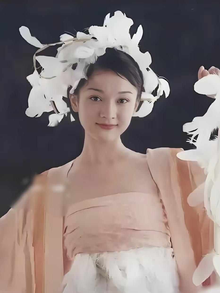 周迅年轻的时候，可是被称为精灵的。但是大明宫词里陈红一枝独秀周迅虽然更有灵气