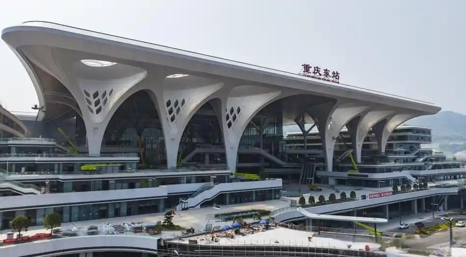 重庆东站挖掉整座南山建高铁站，不是浪费是实打实的刚需，重庆被长江和嘉陵江分割，城