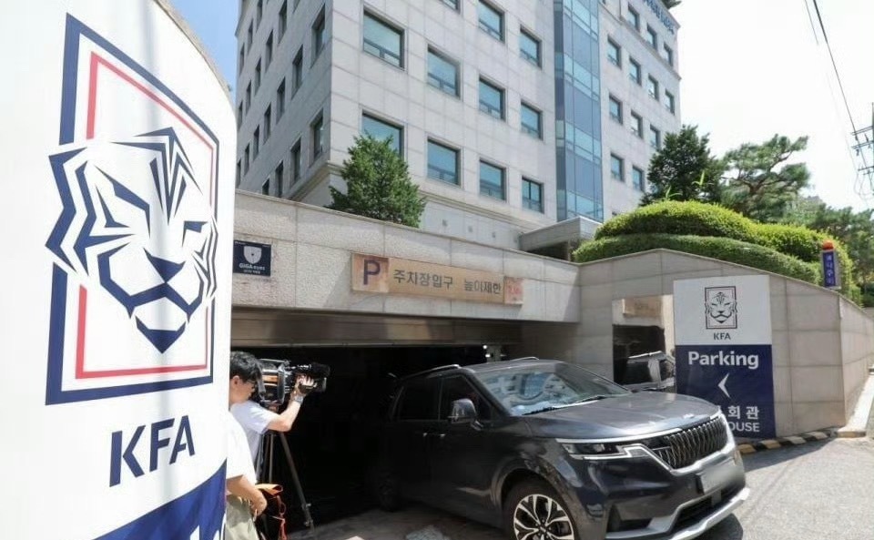 【#韩国足协性招待丑闻烧到了中国足协#】#韩国被曝性贿赂3名中国足协人士#直播
