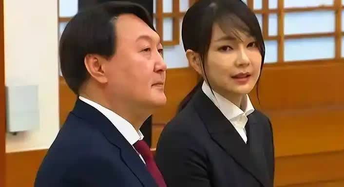 韩国最惨的总统是尹锡悦，因为其他总统下台坐牢就1人，没有连累家人。而尹锡悦是丈母
